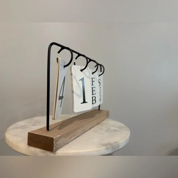 Perpetual Desktop Flip Calendar - Picture 2 of 3